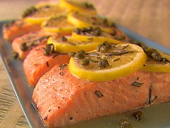 Лосось запеченный с луком и лимоном